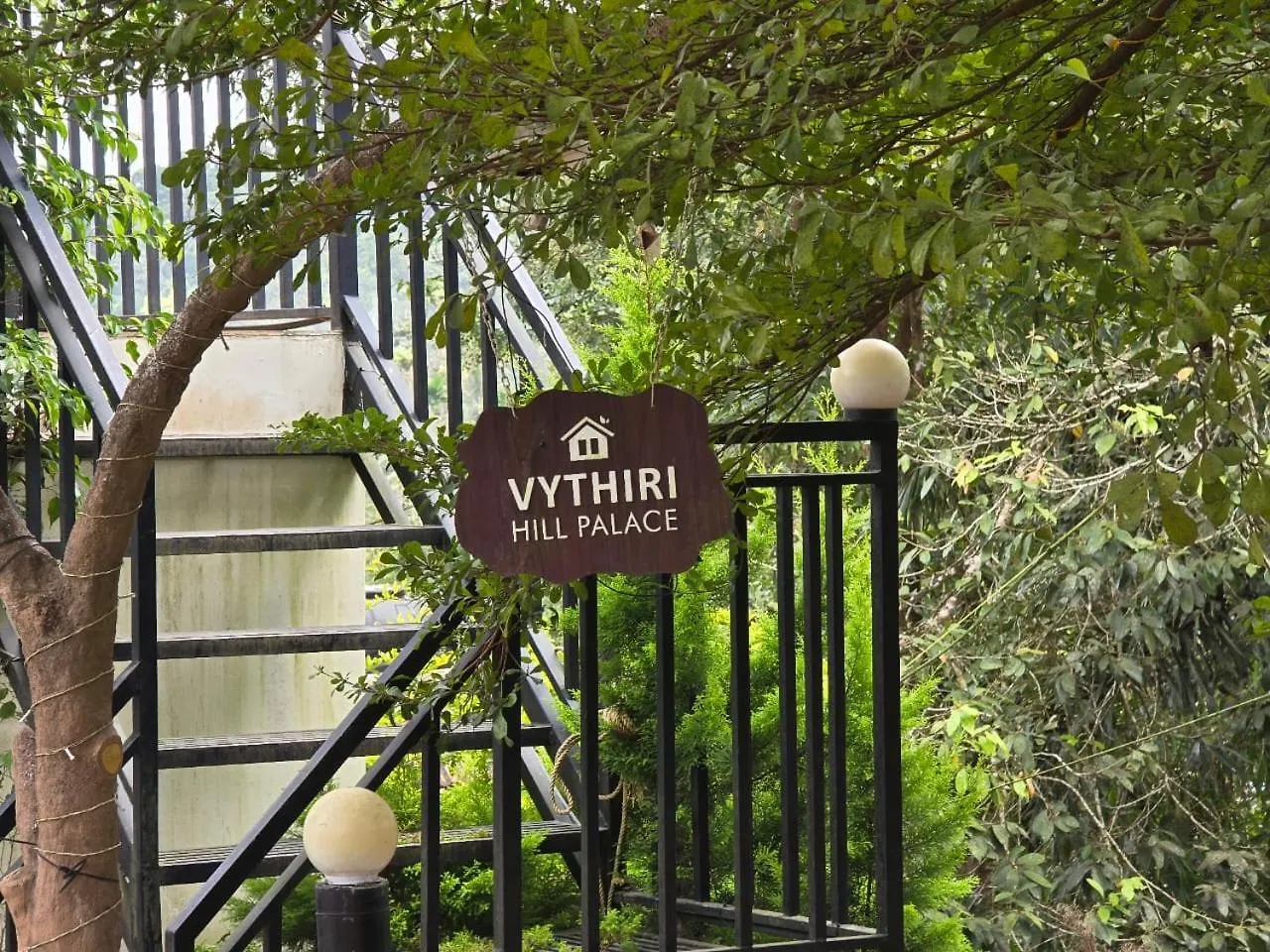 Vythiri Hill Palace 0*,  India
